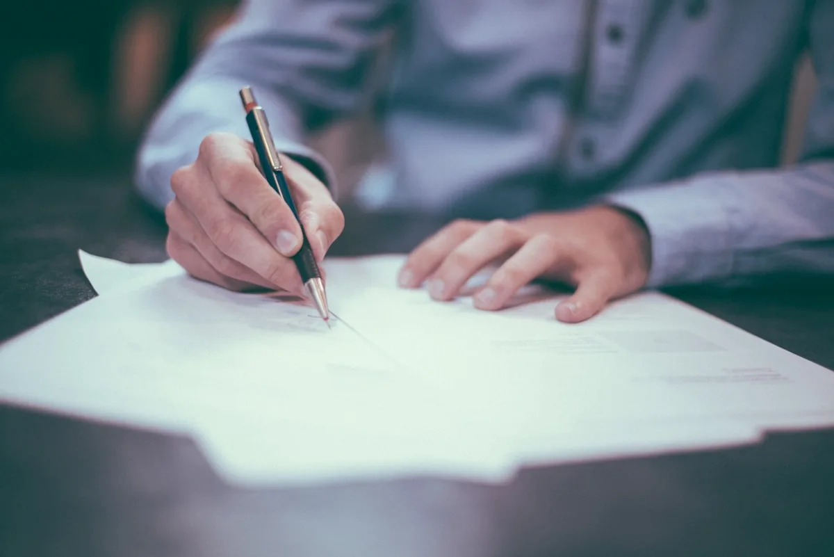 Firma de contrato corporativo — asesoría legal Ruiz Salazar