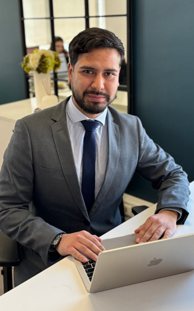 Equipo de abogados especialistas trabajando en casos legales