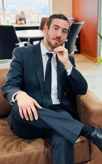 Equipo de abogados especialistas trabajando en casos legales